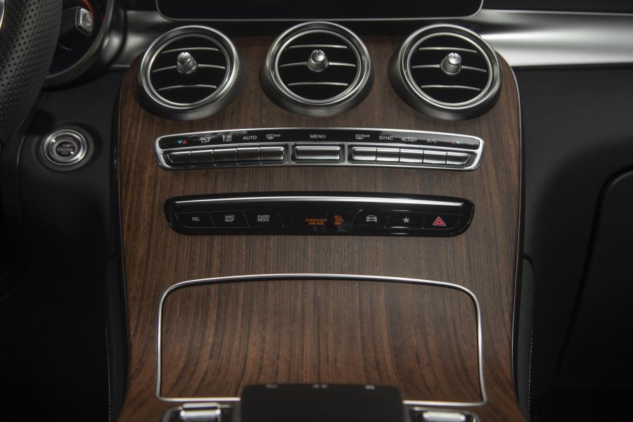 Детали интерьера Mercedes-Benz GLC300 4Matic AMG Line (X253) 2019 года  (NA) (фото 58 из 74)